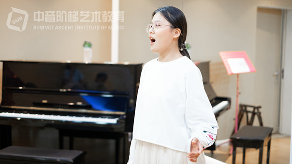 唱歌气息不足 如何练气息？