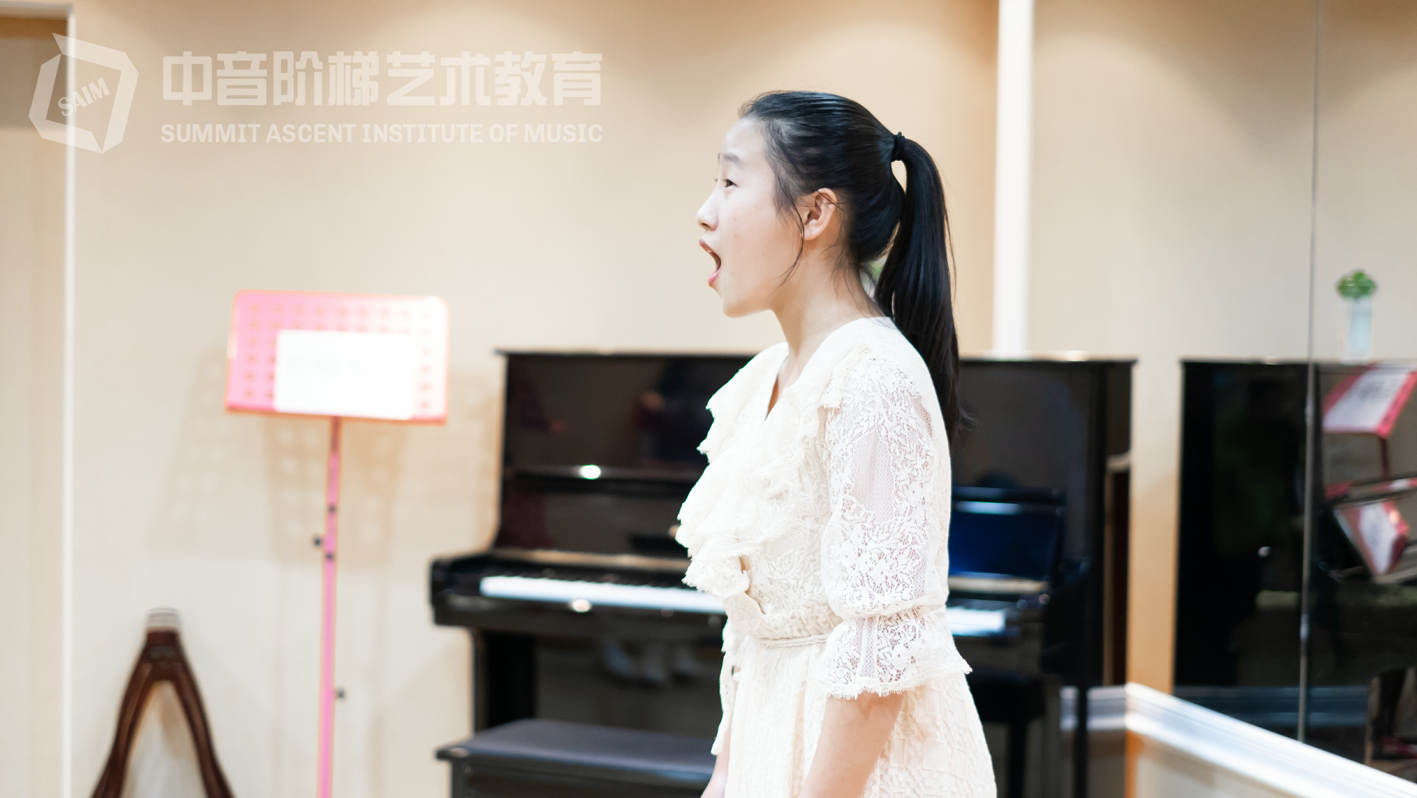 高二学播音主持多少钱