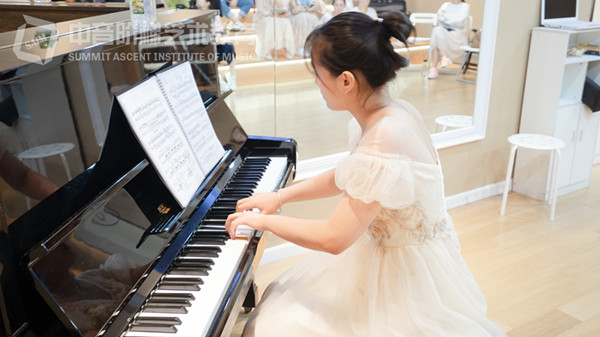 孩子5岁多学古筝还是学钢琴好？