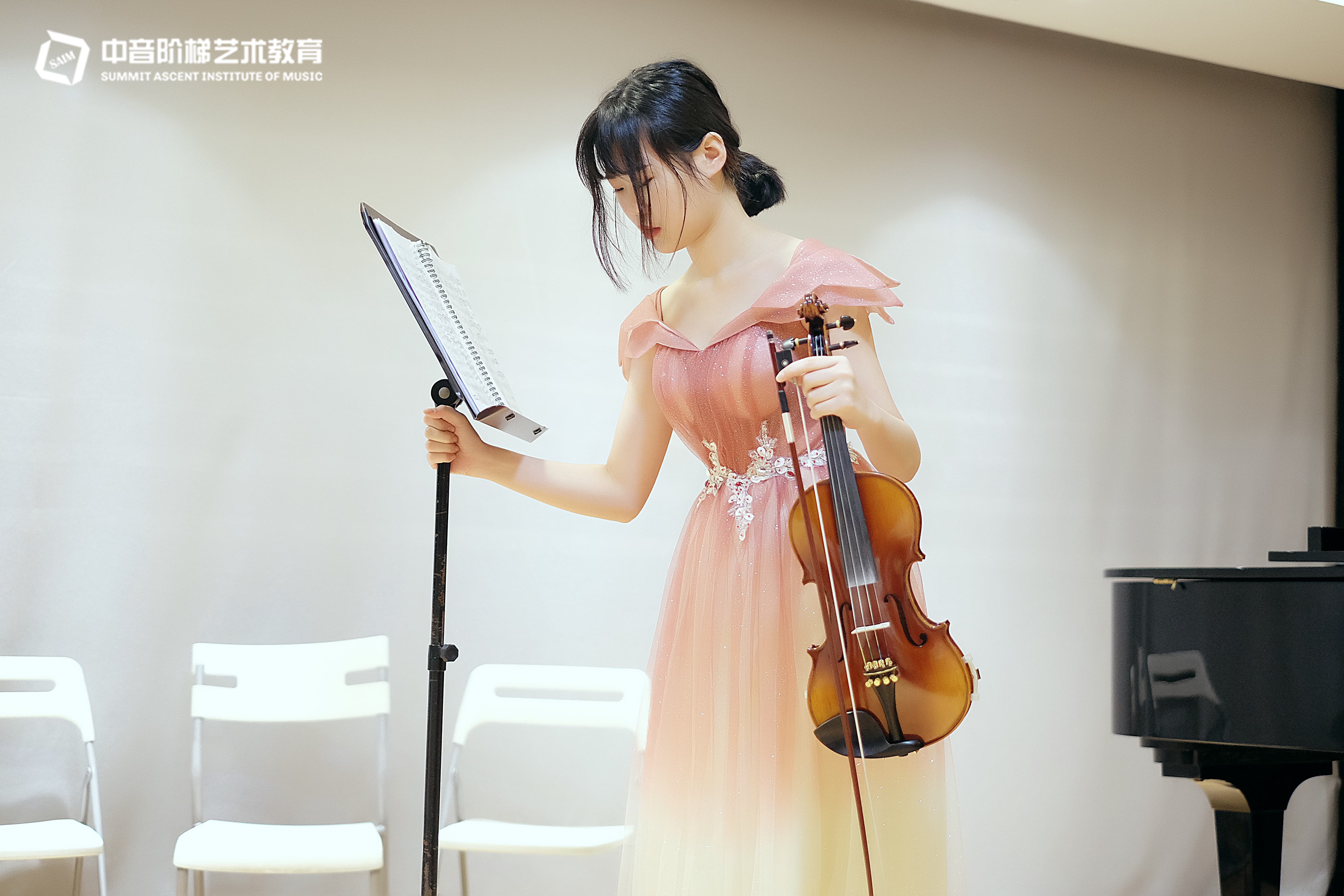 小提琴怎么弹奏？小提琴和大提琴哪个好学？