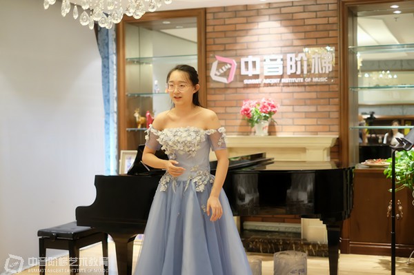 学生报声乐艺考可以考通俗吗，难度大吗？