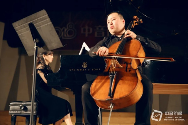 古典贝斯和大提琴区别是什么？吉他和大提琴哪个声音好听？