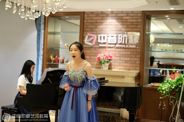 学声乐的培训班怎么选择？声乐集训要多少钱？