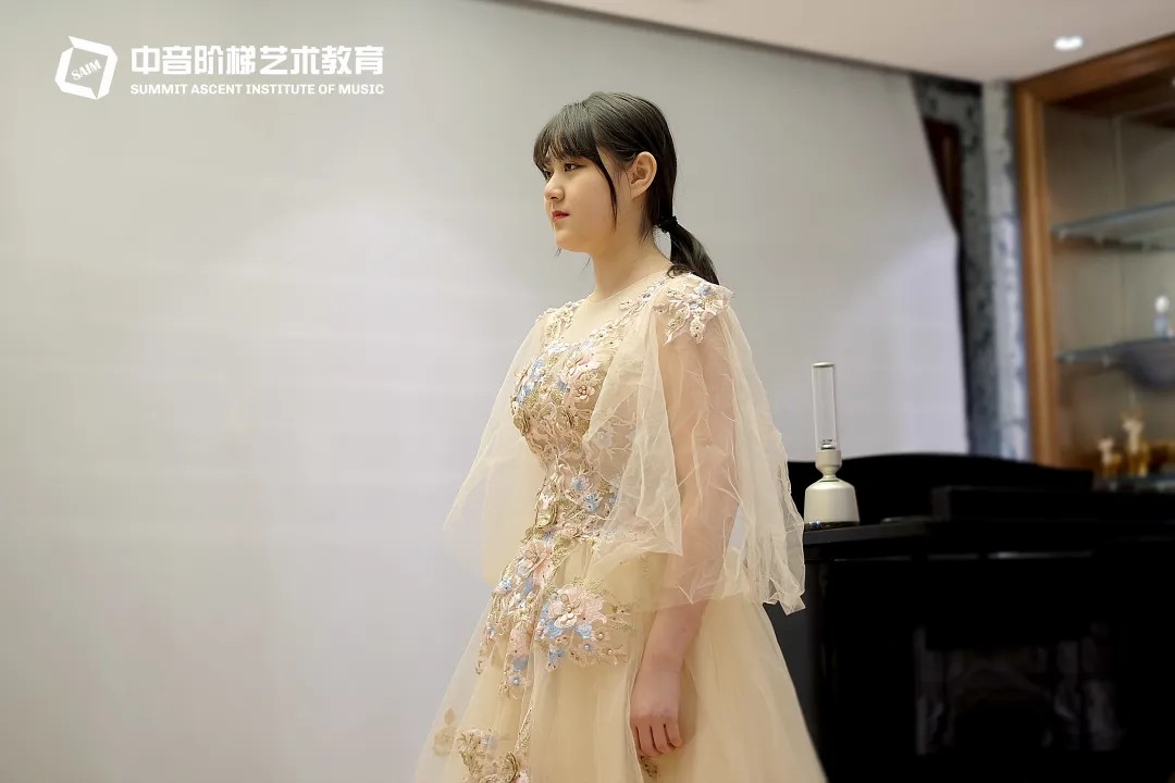 学唱歌培训班收费是多少？进行声乐培训的时候要注意什么