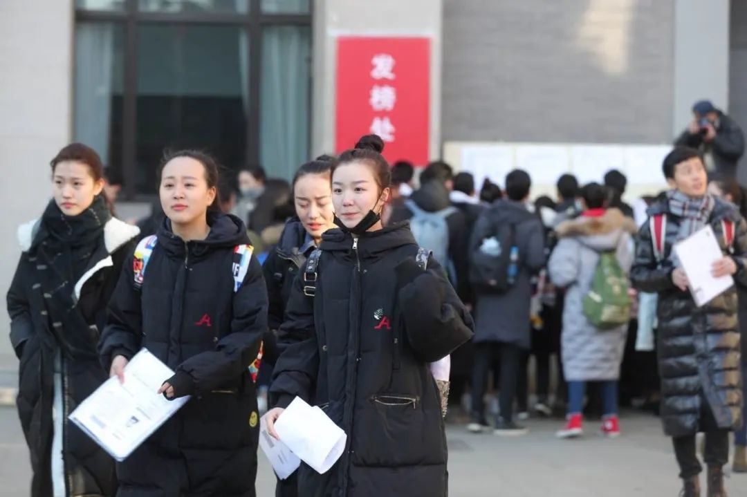 音乐艺考生想让评委老师眼前一亮，男女生就应该选这样的妆容服饰